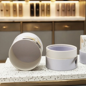 กล่องกระดาษทรงกระบอกแบบกำหนดเองเป็นมิตรกับสิ่งแวดล้อมสำหรับบรรจุภัณฑ์น้ำหอมและน้ำมันหอมระเหย กล่องกระดาษแข็งหรูหราพร้อมแผ่น EVA ปั๊มโลโก้สีทอง - Product Image 1