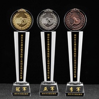 Trophées et médailles de badminton personnalisés Oneway Golden – Gravure de logo personnalisé, design pyramidal en cristal – Tendance mode, métal multi-impression