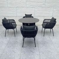 Ensemble de salle à manger d'extérieur nordique en corde PE avec table en pierre frittée à structure en aluminium et fauteuils rembourrés imperméables – Mobilier d'extérieur