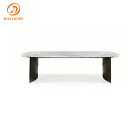 Table à manger longue moderne en marbre avec pieds en acier inoxydable personnalisables pour villa et hôtel