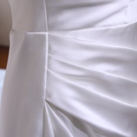 Robe de mariée classique coupe évasée, col en V, satin froncé diagonal, style sirène/trompette, dos nu, traîne chapelle, couleur personnalisée