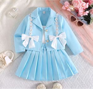 Elegante Completo per <span class=keywords><strong>Bambina</strong></span>: <span class=keywords><strong>Blazer</strong></span> Rosa con Bordo Floreale <span class=keywords><strong>Bianco</strong></span>, Doppio Fiocco e Gonna Plissettata - Product Image 3