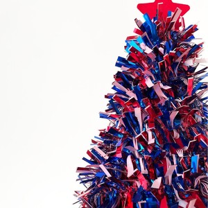Sombrero de fiesta con forma de árbol de Navidad en colores rojo, azul y plateado, con decoración de estrellas, para disfraz navideño o accesorio para fotos. - Product Image 3