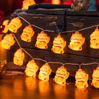 Neujahrsdekoration mit Glückszeichen, blinkende Lichterkette mit Kaki-Früchten, verheißungsvolle hängende Dekorationen, Stimmungslichter