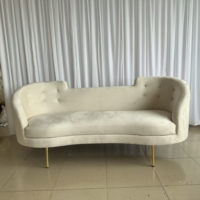 Sofá de Tres Plazas Curvo de Terciopelo Beige de Lujo con Patas Metálicas Delgadas Doradas para Vestíbulo de Hotel, Recepción de Bodas, Sala de Estar