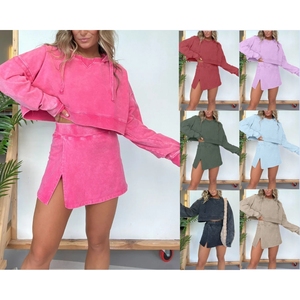 ชุดเซ็ต 2 ชิ้น เสื้อฮู้ดแขนยาวแบบสั้นสไตล์ลำลอง กระโปรงสั้น แฟชั่นสำหรับผู้หญิง - Product Image 2