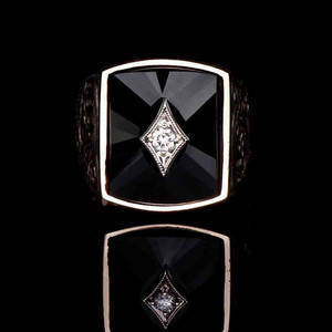Anello con Motivo Intagliato per Uomo, Stile Vintage con Smalto e Pietra, Gioiello da Dito alla Moda per Uso Quotidiano - Product Image 2