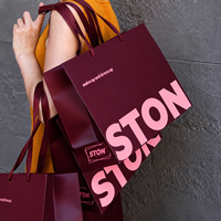 Sacs en carton classiques roses et noirs avec impression de logo personnalisé, lamination durable et poignée en ruban pour vêtements, shopping et emballage artisanal