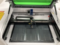 Máquina de grabado láser de CO2 de alta precisión 7050 - Refrigeración por agua, control Ruida CNC, madera, vidrio, no metal.