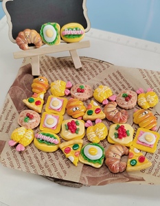 100 Pezzi Miniature 3D <span class=keywords><strong>in</strong></span> Resina a Forma <span class=keywords><strong>di</strong></span> Cibo Assortiti: Patatine Fritte, <span class=keywords><strong>Pizza</strong></span>, Pane, Toast per Casa delle Bambole e Lavoretti Fai da Te - Product Image 1