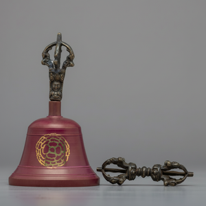 Campana única teñida de rojo con un diseño de Chakra de corona y un Dorje de bronce antiguo oscuro y un juego de mangos, a precios de mayorista. - Product Image 1