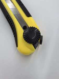 Coltello multiuso in acciaio inossidabile con impugnatura antiscivolo, pulsante di blocco, lama seghettata da 0,7 mm, taglierina per carta da parati da 175 mm, 2 lame, fai da te - Product Image 5