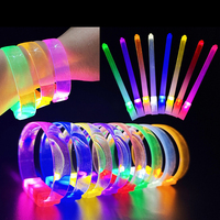 Bracelet clignotant à LED avec logo personnalisé Lampe de fête en plastique souple avec LED multicolores au design de style chinois emballée dans un sac