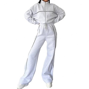 ชุดวอร์มพิมพ์ลายตามสั่ง ระบายอากาศได้ดี ทรงหลวมสำหรับผู้หญิง ผลิตจากโพลีเอสเตอร์ 100% เสื้อฮู้ดแบบซิป กางเกงวอร์มขาบาน แต่งดีเทลขาดๆ - Product Image 1