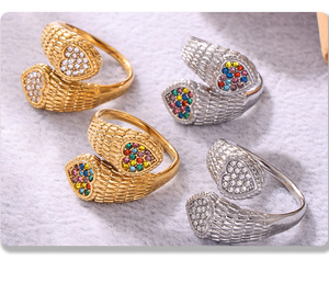 Anillo Abierto Ajustable de Acero Inoxidable con Baño de Oro PVD y Zirconia, Diseño Serpentine Doble Amor - Product Image 6