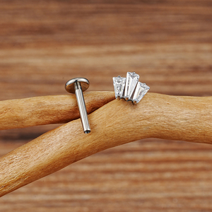 Destra Grand ASTM F136 titanio 16G tripla Baguette CZ corona Monroe Labret a bottone a forma di Cartilage elica conchiglia Piercing al lobo - Product Image 4