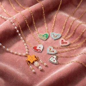 สร้อยคอปลาทองสไตล์เรโทร |   สร้อยทอง 14K และจี้เซรามิก ลายเมฆทะเลและหัวใจ - Product Image 2