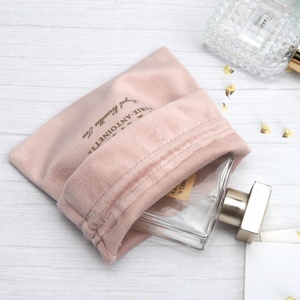 <span class=keywords><strong>Emballage</strong></span> épais <span class=keywords><strong>de</strong></span> <span class=keywords><strong>luxe</strong></span> pochette en velours logo personnalisé imprimé cadeau <span class=keywords><strong>de</strong></span> mariage montre parfum bijoux <span class=keywords><strong>emballage</strong></span> <span class=keywords><strong>sac</strong></span> à cordon en velours - Product Image 6