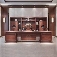 Bureau de direction de luxe avec emblème central et rangements latéraux coordonnés
