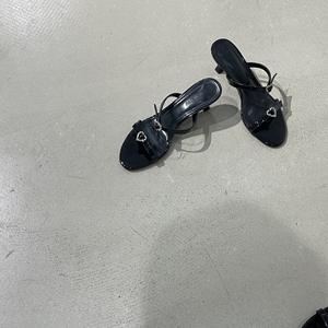 Sandalias de tacón de aguja con diseño exclusivo para mujer Goddess Style 2026, punta redonda, doble correa al tobillo y hebilla de corazón con diamantes de imitación - Product Image 5