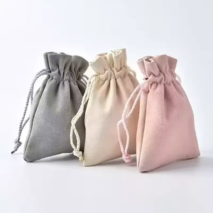Vente en gros pochettes en velours doux personnalisées, simples, modernes et élégantes, sac cadeau pour bijoux avec cordon de serrage marron, logo recyclable pour bougie artisanale