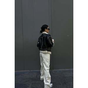 Chaqueta de Cuero de Oveja Negra Otoñal con Detalle de Piel con Flecos, Forro de Satén con Spandex, Logotipo Personalizado, Talla de Mujer - Product Image 1