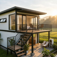 Maison d'hôtes modulaire avec design en conteneur, entrée en verre et terrasse extérieure