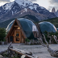 Tente à dôme géodésique Glamping avec rideaux et porte de salle de bain