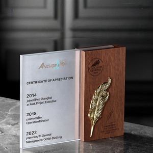 Trophée et médaille personnalisés en bois et cristal avec design étoile à cinq branches et plume - Product Image 3