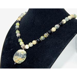 Vintage Jasper, onice nero e Serpentine in pietra con asiatico ciondolo intagliato - Product Image 1