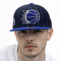Gorra de Béisbol Unisex con Visera Plana, Diseño de Rayas Azules y Logotipo de Baloncesto, Ajustable con Cierre a Presión