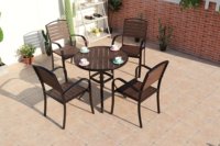 Ensemble de meubles en bois plastique, quatre chaises et une table, imperméable et durable, adapté aux jardins, patios et terrasses de loisirs