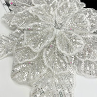 Appliques en dentelle brodées à la main avec des diamants, des perles, des strass et des fleurs 3D pour coudre sur une robe de mariée