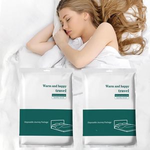 Paquete de 4 sábanas desechables con funda de edredón lisa y funda de almohada esenciales de viaje para hoteles y cruceros - Product Image 1