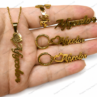 Bijoux personnalisés de marque : Collier, boucles d'oreilles, bague, broche et pendentif script gravé au laser, ton or, avec nom – Cadeau personnalisé
