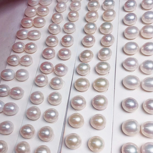Thoughtful Gifts for Young Ladies: Pearls, Totes & Timeless Style