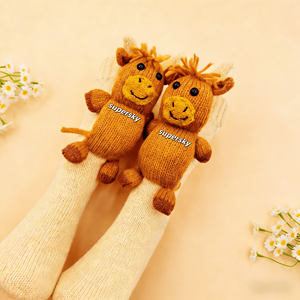 Calcetines de Piso Unisex con Diseño de Vaca de las Tierras Altas, Bordado 3D, Antideslizantes, Cálidos para Invierno, Multifuncionales para Uso Diario, Directo de Fábrica, MOQ Bajo - Product Image 1