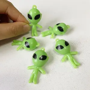 Brinquedos de venda em massa com mini estatuetas de alienígenas que brilham no escuro, brinquedos para decoração de festas e bolos, 100 unidades