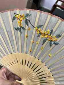 Éventail pliant classique traditionnel en bambou de 23 cm, personnalisé avec logo imprimé, sculpté à la main, idéal pour mariage, vente en gros - Product Image 4