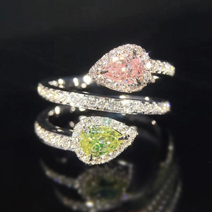 Anello di fidanzamento da donna in platino con fascia a forma di pera con diamanti Q324 - Product Image 1