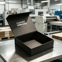 Boîtes cadeaux rigides à rabat magnétique de couleur noire avec logo personnalisé en argent chaud pour chemises pour hommes, vêtements de qualité supérieure, emballage de vêtements