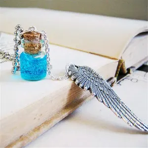 Celestial Angel Wings Colar De Garrafa De Vidro: Dangling Feather Cork Vial Pingente com Blue Magic Potion Abraço de Anjos