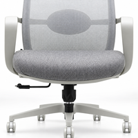 Chaise de bureau ergonomique moderne en maille grise avec dossier haut, assise rembourrée, accoudoirs, mécanisme réglable, base à cinq étoiles et roulettes