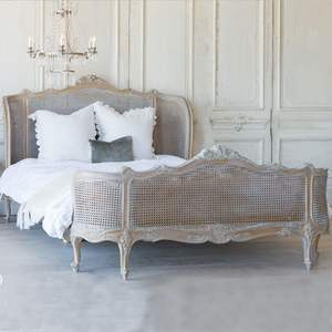 Lit King-Size Classique Français en Bois Sculpté et Rotin Tressé, Meuble Antique Personnalisé en Bois Massif - Product Image 2