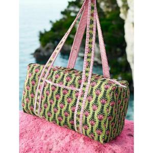 Sac de voyage matelassé en coton fait main, léger, intérieur spacieux, construction durable, imprimé blocs élégant, idéal pour les voyages - Product Image 2