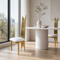 Chaise de banquet de luxe moderne avec dossier en métal doré et assise blanche pour hôtels, mariages et projets commerciaux