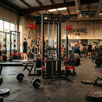 Rack de Squat Multifonctionnel Tout-en-un avec Pile de Poids Double de 90 kg pour Entraînement de Force Complet