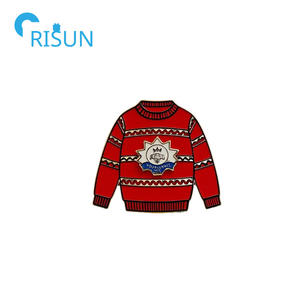 Pin de esmalte al por mayor con diseño de suéter navideño, insignia personalizada con logotipo para ropa de empresa, pin de solapa de esmalte con diseño de suéter 'Bah Humbug', regalo - Product Image 4