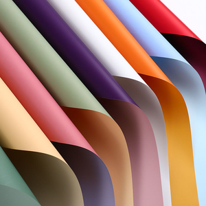 Vente en gros Nouveau design 20 feuilles/sac 58*58cm Papier de <span class=keywords><strong>fleuriste</strong></span> étanche Bord doré <span class=keywords><strong>Film</strong></span> d'emballage en <span class=keywords><strong>plastique</strong></span> pour fleurs - Product Image 6