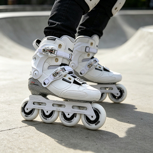 <span class=keywords><strong>Patines</strong></span> en Línea de Slalom de Fibra de Carbono para Adultos, <span class=keywords><strong>Patines</strong></span> Profesionales de Estilo Libre con <span class=keywords><strong>Ruedas</strong></span> de PU, Marco CNC, Color Negro y Blanco - Product Image 3